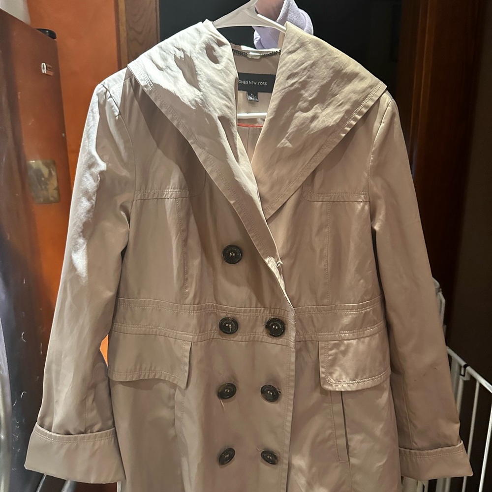 Jones New York Women’s XL Khaki Jacket Raincoat with Hood. Excellent shape!